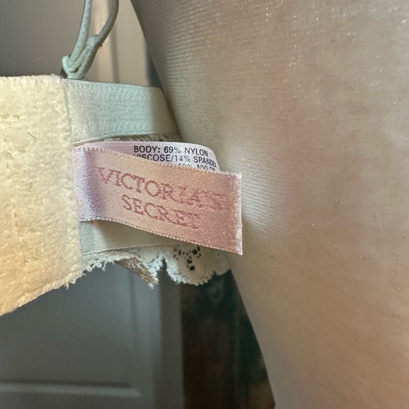 Vintage Victorias Secret
Cream Lace Bra size 36D - Picture 12 of 16